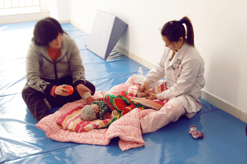 康復(fù)科主要收治的患兒有腦癱、中樞神經(jīng)協(xié)調(diào)障礙、精神運(yùn)動發(fā)育遲滯、上肢功能障礙、語言障礙、斜頸、足內(nèi)翻、足外翻等。同時擁有蠟療機(jī)、經(jīng)絡(luò)導(dǎo)平儀、肌興奮治療儀、語言障礙診治儀、腦電仿生電刺激儀、生物反饋刺激治療儀等國內(nèi)外先進(jìn)的康復(fù)治療設(shè)備，通過開展PT、OT、ST、按摩、針灸、物理因子治療、感覺統(tǒng)合訓(xùn)練、家長課堂等治療項(xiàng)目，針對每個患兒病情的不同，進(jìn)行個體化的評估，制定相應(yīng)的治療計(jì)劃與目標(biāo)，同時在治療過程中隨著病情的變化及時調(diào)整治療方案，對患兒進(jìn)行全面的康復(fù)訓(xùn)練。圖為康復(fù)科主治醫(yī)生為前來就診的幼兒患者做康復(fù)治療。