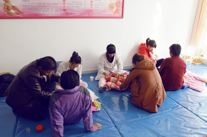同時擁有蠟療機(jī)、經(jīng)絡(luò)導(dǎo)平儀、肌興奮治療儀、語言障礙診治儀、腦電仿生電刺激儀、生物反饋刺激治療儀等國內(nèi)外先進(jìn)的康復(fù)治療設(shè)備，通過開展PT、OT、ST、按摩、針灸、物理因子治療、感覺統(tǒng)合訓(xùn)練、家長課堂等治療項(xiàng)目，針對每個患兒病情的不同，進(jìn)行個體化的評估，制定相應(yīng)的治療計(jì)劃與目標(biāo)，同時在治療過程中隨著病情的變化及時調(diào)整治療方案，對患兒進(jìn)行全面的康復(fù)訓(xùn)練。圖為康復(fù)科主治醫(yī)生為前來就診的幼兒患者做康復(fù)治療。